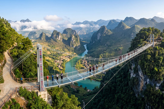 Việt Nam sắp có cầu kính vượt nhịp qua khe núi ở độ cao 120m, tổng vốn đầu tư hơn 180 tỷ đồng