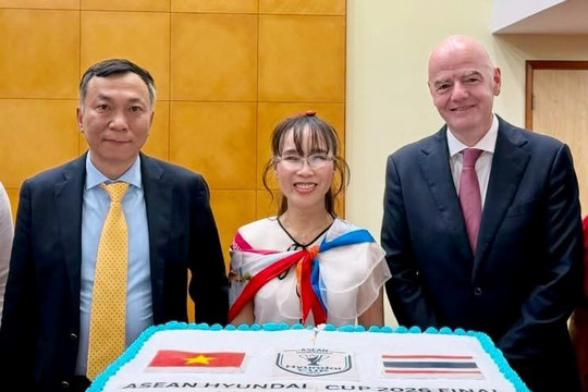 Khung hình quyền lực: Chủ tịch FIFA, tỷ phú Nguyễn Thị Phương Thảo và Chủ tịch Liên Đoàn bóng đá Việt Nam cùng làm một việc