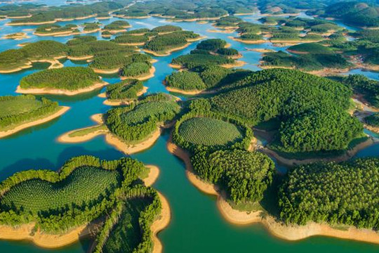 Hồ nhân tạo lớn nhất Việt Nam 23.400ha, sở hữu 1.300 đảo, chứa tới 3,9 tỷ m3 nước tạo nên phong cảnh “sơn thủy hữu tình” ví như “Hạ Long trên núi” được Sun Group nhắm tới