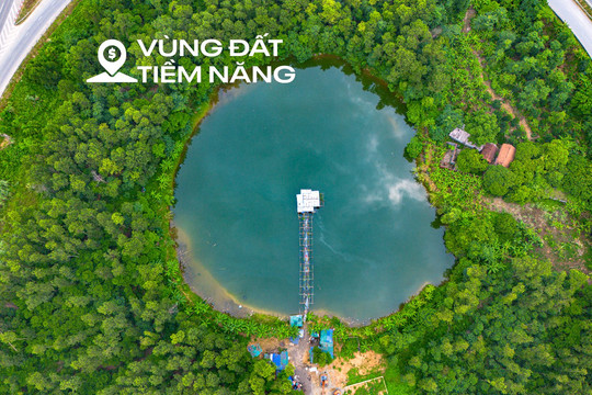 Ngắm nút giao vừa có hồ nước, rừng cây xanh và nhà dân trên đại lộ dài nhất Việt Nam