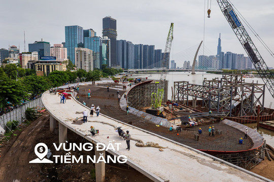 Cận cảnh cầu đi bộ “lá dừa nước” gần 1.000 tỷ qua sông Sài Gòn: Hai đầu cầu đã thành hình, sẽ sử dụng siêu sà lan mà cả nước chỉ có 2 chiếc