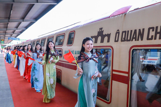 Đoàn tàu "quý tộc" 2 tầng nối Hà Nội với nơi sắp trở thành TP trực thuộc Trung ương từ 20/9 kín vé dịp nghỉ lễ: Không gian sang xịn, đủ trải nghiệm như "bảo tàng di động"