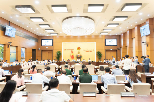Từ hôm nay, UBTVQH sẽ xem xét thông qua Nghị quyết mới về bảng lương, phụ cấp, tiêu chuẩn bổ nhiệm, điều kiện nâng ngạch...
