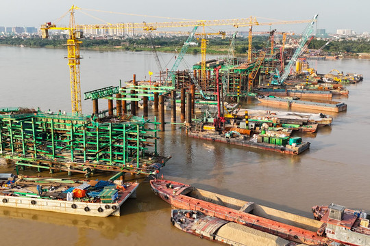 "Siêu" cầu vượt sông Hồng 16.200 tỷ đồng nối khu phố cổ với Long Biên do Sun Group triển khai đã hoàn thành toàn bộ cọc khoan nhồi, hơn 26.000 tấn thép đang được gia công
