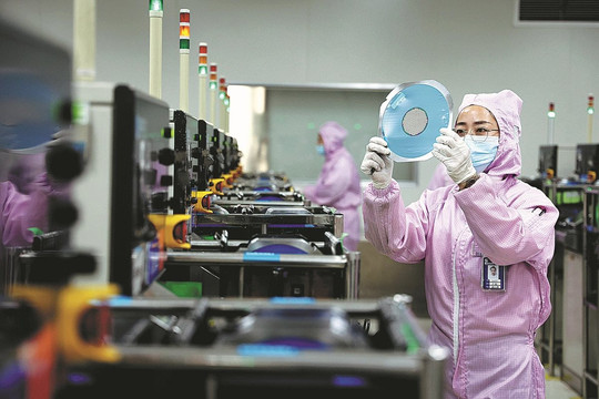 Tung hô là vậy nhưng trình độ sản xuất chip của Trung Quốc vẫn "mắc kẹt ở năm 2004", bám đuổi ASML trong tuyệt vọng