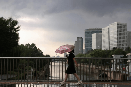Buồn của người lao động tại nền kinh tế số 2 thế giới: 9 năm kinh nghiệm vẫn lo AI thay thế, nhân viên văn phòng tính chuyển lao động chân tay
