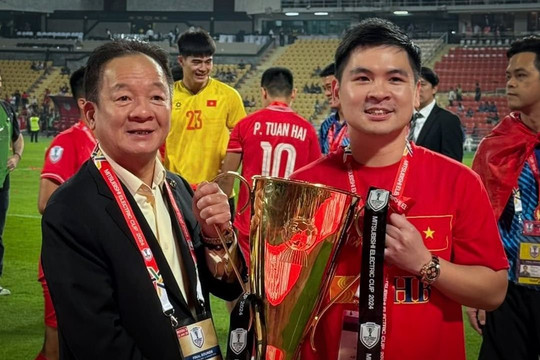 Việt Nam có hai cha con doanh nhân cùng mê bóng đá: Cha là sáng lập tập đoàn lớn, hiện là chủ tịch ngân hàng...con đứng đầu hãng hàng không 