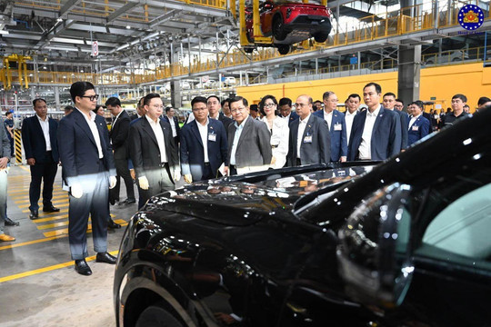 Thăm nhà máy VinFast, Tổng thống Myanmar bày tỏ ấn tượng với 3 thứ của hãng xe “Made in Vietnam”