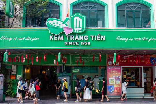 Khách hàng ùn ùn kéo tới cửa hàng Kem Tràng Tiền trước ngày đóng cửa, ôn lại ký ức từ thuở “ông bà anh”