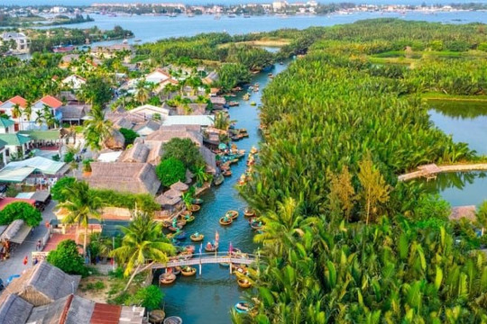 Việt Nam có 1 ngôi làng ví như "miền Tây thu nhỏ" được Forbes vinh danh: Hút khách thử "cảm giác mạnh", đang được đề cử Làng du lịch tốt nhất thế giới