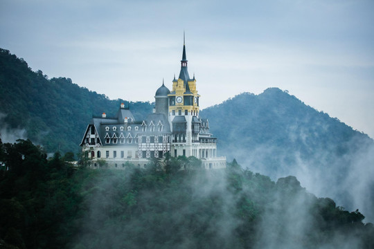 Việt Nam có một lâu đài cổ tích, nguy nga “phơi sương” giữa nơi được mệnh danh là "Đà Lạt của miền Bắc", 3 năm liên tiếp được World Travel Awards vinh danh