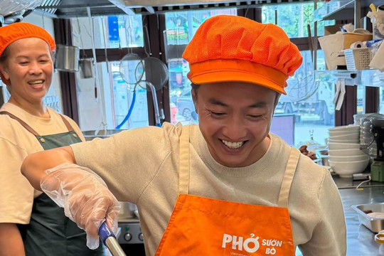 Chuyện gì đây: Cường Đôla đi bán phở, đích thân vào bếp nấu