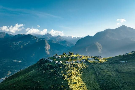 Khu nghỉ là đại diện duy nhất của Việt Nam được Nat Geo gọi tên trong top thế giới: Khởi nguồn từ một gia đình người Việt, nằm biệt lập trên ngọn đồi được ví như "Thụy Sĩ thu nhỏ"