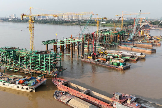Cây cầu gần 8.000 tỷ đồng bắc qua sông Hồng, có vòm thép uốn lượn qua 6 nhịp, hiện có tiến độ ra sao sau hơn 8 tháng thi công?