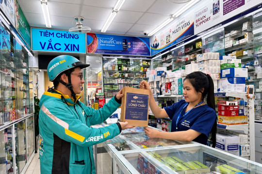 Tỷ phú Phạm Nhật Vượng bắt tay nữ tướng Nguyễn Bạch Điệp 
