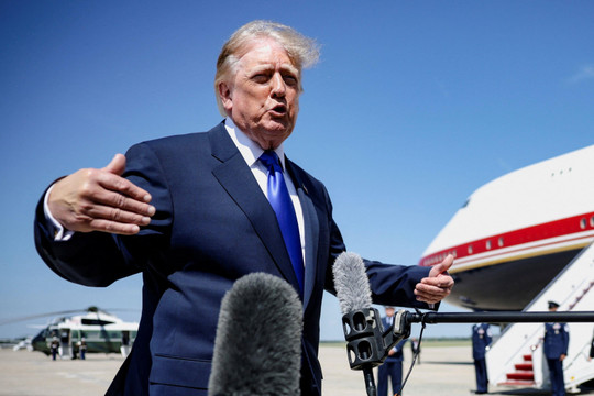 Ông Trump “trổ tài” tiên đoán về giá dầu, chuyên gia nói chẳng lấy gì làm đảm bảo