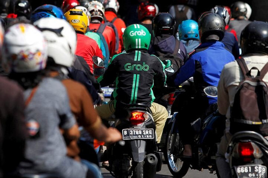 Tổng thống Indonesia nói "Người ta đổ mồ hôi còn anh lại lấy tiền, xin lỗi nhé!": Grab giảm phí thu của tài xế từ 20% xuống 8%