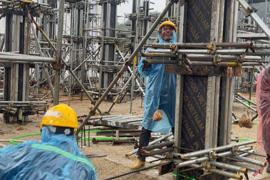 90 công nhân của tỷ phú Phạm Nhật Vượng vượt 120 km đường đèo, “chạy đua” 40 ngày hoàn thành một việc đặc biệt cho trẻ em vùng cao