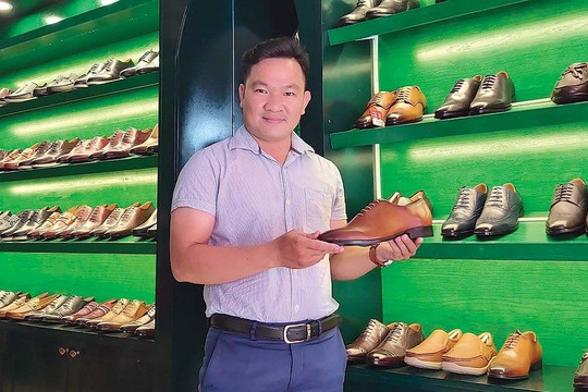 Thương hiệu giày Việt tuyên bố đóng cửa sau 10 năm, CEO đi làm… 'phụ hồ'