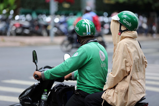 Giữa lúc tài xế Grab rộ lời kêu gọi tắt app 2 ngày, một khoản phí đặc biệt được chú ý: Không cố định, có thể thay đổi theo từng cuốc xe