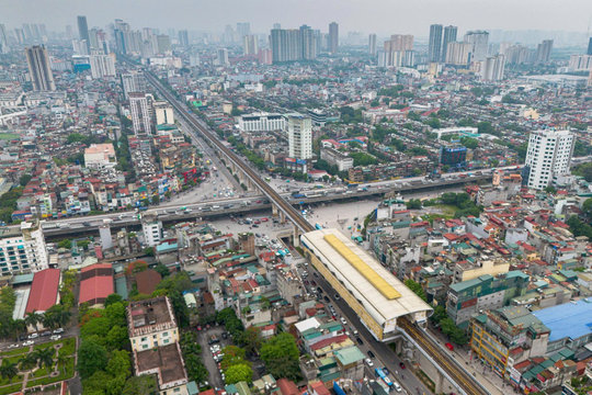 Hà Nội sở hữu siêu nút giao 4 tầng đầu tiên thiết kế hiện đại, kết hợp đường sắt đô thị, vành đai trên cao xung quanh có hàng loạt khu đô thị và trường học 
