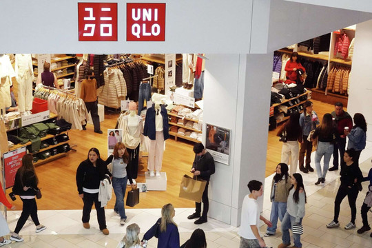 Vì sao "cầm nhầm" quần áo ra ngoài cửa hàng Uniqlo là còi hú inh tai, báo hiệu bạn ăn trộm?