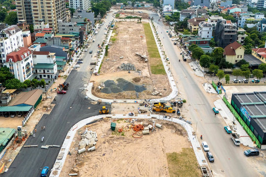 Một tuyến đường rộng gấp 2 lần đường băng sân bay đang dần hoàn thiện ngay giữa lòng Hà Nội, dẫn thẳng tới siêu dự án nhà hát do Sun Group đầu tư