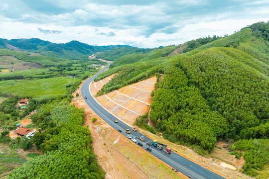 Diễn biến mới tại tuyến cao tốc "rừng - biển" đầu tiên của Việt Nam