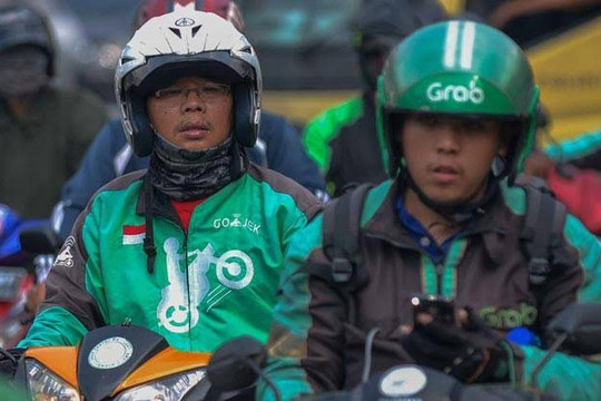 Sống trong ảo mộng tự do, tài xế Grab bị “còng tay” vào xe máy 16 tiếng/ngày: Bán phẩm giá để đổi lấy cái vote 5 sao