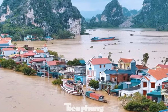 Bộ Xây dựng yêu cầu ứng phó lũ trên sông, không để người và phương tiện qua khu vực nguy hiểm