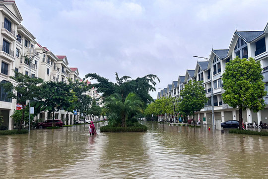 Thay bạn đi xem nhà ngày mưa: Hinode Royal Park ngập sâu, An Khánh bị chia cắt, loạt tuyến đường chìm trong biển nước
