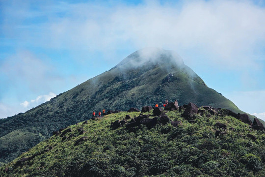 Nơi được ví là “Bà Nà Hills thứ 2” được xây dựng trên ngọn núi cao 1.000m có hình dạng độc lạ được ví như chiếc u trên lưng con bò 