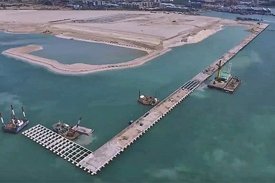 Phát hiện hàng rào bê tông cao 28m chạy dài 8,6km dưới biển, làm lung lay vị trí số 1 của Trung Quốc, dự án 40 tỷ USD gây choáng