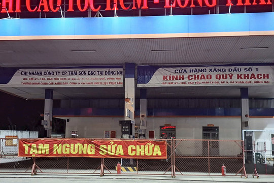 Mua xăng giá 'cắt cổ' 45.000 đồng/lít trên cao tốc, ngay cạnh một cây xăng đang bỏ không