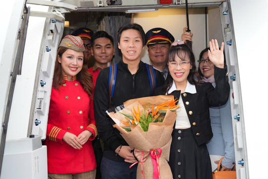 Tỷ phú Nguyễn Thị Phương Thảo đích thân xuất hiện trên chuyến bay tới New York, làm điều đặc biệt