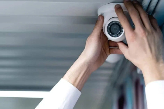 Công an phát thông báo nóng tới người dân đang lắp camera trong nhà