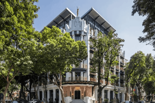 Việt Nam có 21 cơ sở lưu trú được vinh danh quốc tế, 1 khách sạn của Sun Group từng lọt Top 100 thế giới 2026, do “phù thủy kiến trúc” danh tiếng toàn cầu thiết kế ngay giữa Hà Nội
