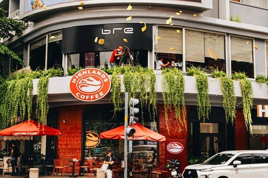 Highlands Coffee tăng doanh số 47%, mạnh nhất trong nhóm thương hiệu quốc tế: Vì sao Jollibee lại nhường quyền kiểm soát?