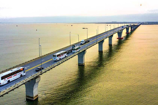 Cầu vượt biển dài nhất Việt Nam gần 16km, sở hữu “đường hầm kỹ thuật” với 88 khoang bê tông đúc sẵn được áp dụng công nghệ lắp ghép tiên tiến