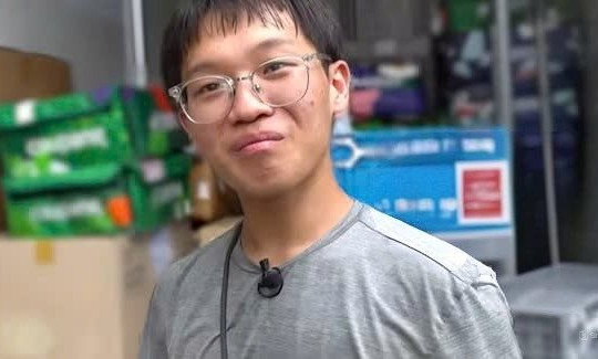 Phát hiện một thanh niên 26 tuổi làm shipper nhưng lương tháng 250 triệu đồng, có 5 tỷ trong tài khoản tiết kiệm