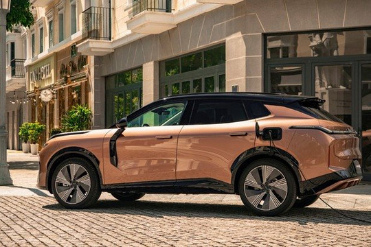 Công nghệ PHEV: Khi trải nghiệm xe sang bứt phá rào cản trạm sạc