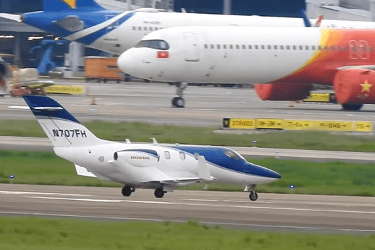 Một máy bay thương gia “tí hon” dài 13 mét, chỉ chở được 6 người nhưng tốc độ 800 km/h vừa hạ cánh tại Tân Sơn Nhất