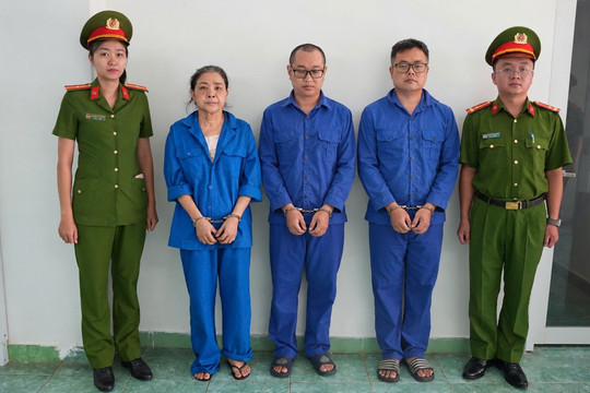 In 21.000 quyển sách không giấy phép, Giám đốc một công ty bị bắt