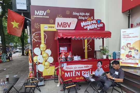 Một ngân hàng nổi tiếng đang bán thêm cà phê vỉa hè