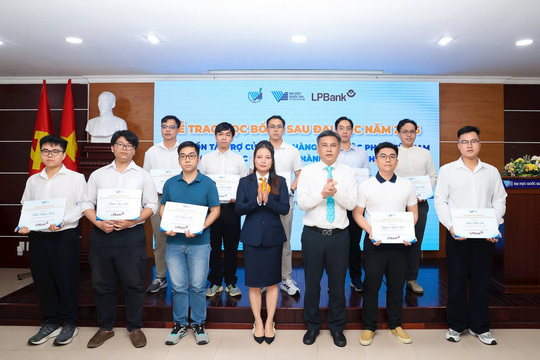 LPBank trao gần 1,8 tỷ đồng học bổng sau đại học cho ĐHQG-HCM