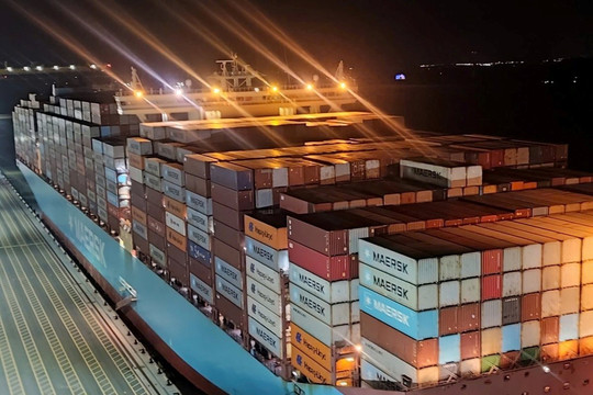 'Quái vật' nặng 214.000 tấn, dài gần 400 m lớn nhất trong lịch sử cập cảng biển miền bắc Việt Nam