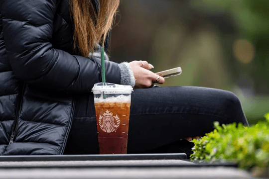 Starbucks 'lùi bước' với tham vọng xanh vì phải cắt giảm 2 tỷ USD: Sa thải nhân sự phụ trách phát triển bền vững, ESG phải nhường đường cho bài toán chi phí