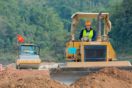 Tập đoàn xây dựng nổi tiếng Việt Nam chi hàng trăm triệu thưởng cho công nhân lái xe ben, vận hành máy ủi… xuất sắc, tổ chức 'tranh tài' tại dự án 11.808 tỷ đồng