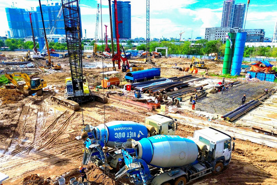 Soi tiến độ siêu dự án nằm tại khu đô thị "nhà giàu" có giá đất đắt đỏ bậc nhất Thủ đô, chỉ cách Hồ Tây vài phút di chuyển, sát công viên gần 70ha, kết nối loạt tuyến metro
