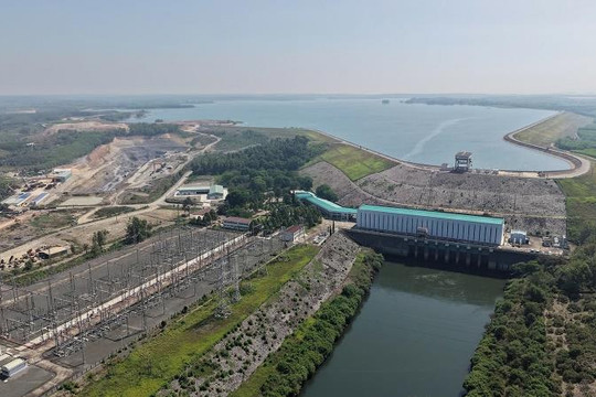 Dự kiến đào 400.000 m³ đất đá, xây 48.000 m³ bê tông, lắp hơn 2.100 tấn thiết bị trong 3 tháng cuối năm để tăng tốc mở rộng công trình 35 năm tuổi do Liên Xô giúp Việt Nam xây dựng